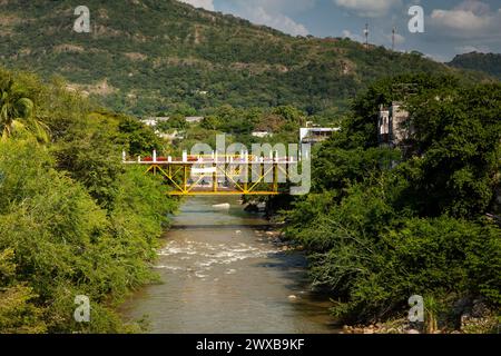 Blick auf den Fluss Agudelo über den Fluss Guali in der Heritage Town of Honda im Departement Tolima in Kolumbien Stockfoto