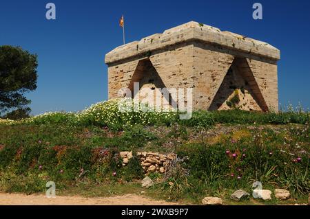 Die Festung Castell de La Punta de N'Amer Sant Llorenc Mallorca an Einem wunderbaren sonnigen Frühlingstag mit Einem klaren blauen Himmel Stockfoto