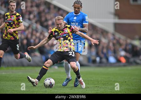 Peterborough, Großbritannien. März 2024. pm7 fordert Dylan McGeouch (21 Carlisle United) während des Spiels der Sky Bet League 1 zwischen Peterborough und Carlisle United in der London Road, Peterborough, am Freitag, den 29. März 2024 heraus. (Foto: Kevin Hodgson | MI News) Credit: MI News & Sport /Alamy Live News Stockfoto