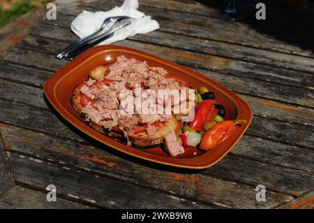 Geröstetes Brot mit Thunfisch namens Pa Amb Oli, serviert auf Mallorca an Einem wunderbaren sonnigen Tag Stockfoto