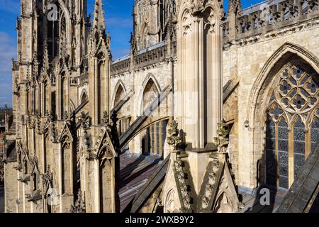 südseite des Kirchenschiffs mit fliegenden Stützen, York Minster Cathedral, England Stockfoto