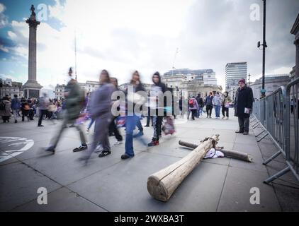 London, Großbritannien. März 2024. Ein Pilgerkreuz wird am Karfreitag in der Nähe des Trafalgar Square hinterlassen. Guy Corbishley/Alamy Live News Stockfoto