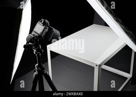 Kamera auf Stativ im Studio Stockfoto