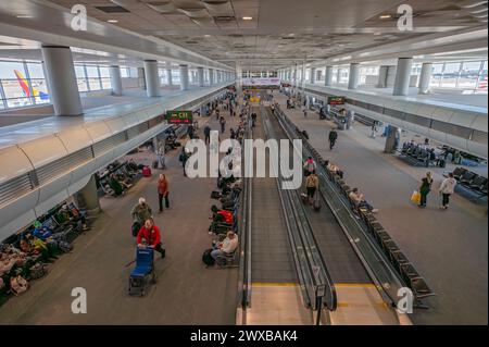 Denver, Colorado, USA – 19. März 2023: Luftanschluss des internationalen Flughafens mit einem beweglichen Bürgersteig Stockfoto