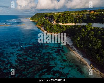 Ozeanküste mit Straße in Felsen auf Bali. Blick aus der Vogelperspektive in der Nähe des Pandawa Strandes Stockfoto