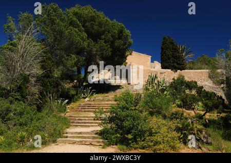 Garten rund um die Kapelle Santuari de La Consolacio Mallorca an Einem wunderbaren sonnigen Frühlingstag mit Einem klaren blauen Himmel Stockfoto