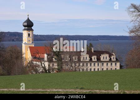 Bernried, Bayern, Deutschland 29. März 2024: Ein Frühlingstag bei Bernried Landkreis Weilheim-Schongau. Hier der Blick auf den Kirchturm der Kirche St. Martin, Kloster Bernried, im Hintergrund der Starnberger See, Binselberg , inklusive Bildungshaus St.Martin *** Bernried, Bayern, Deutschland 29. März 2024 Ein Frühlingstag in der Nähe von Bernried Weilheim Schongau hier der Blick auf den Kirchturm St. Martin, Kloster Bernried, im Hintergrund der Starnberger See, Binselberg , inklusive Bildungshaus St. Martin Stockfoto