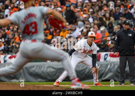 Baltimore, Maryland, USA. März 2024. Der Starting Pitcher Patrick Sandoval (43) der Los Angeles Angels liefert das Feld, während der dritte Baseman Ramon Urias (29) von Baltimore Orioles im Oriole Park in Camden Yards in Baltimore, Maryland, seinen Vorsprung von der ersten Basis übernimmt. Cory Royster/Cal Sport Media/Alamy Live News Stockfoto