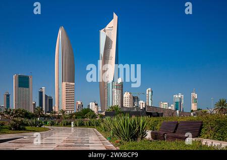 Der faszinierende Al Hamra Tower Wolkenkratzer in Kuwait City, fotografiert aus einem wunderschönen Stadtpark Stockfoto
