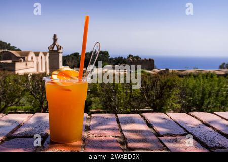 Ein frischer Orangensaft regeneriert Touristen rund um die Insel Capri Stockfoto