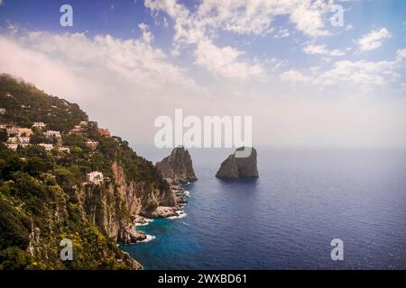 Von einer Panoramaterrasse aus haben Sie einen herrlichen Blick auf die Faraglioni von Capri Stockfoto