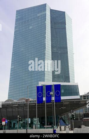 Die neue Europäische Zentralbank, EZB, Ein großes Gebäude mit einer Glasfassade, davor zwei EU-Flaggen, Frankfurt am Main, Hessen, Deutschland Stockfoto