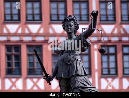 Justitia, römische Göttin der Gerechtigkeit, mit Waage, aber ohne Augenbinde, vor dem Fachwerkhaus am Roemerberg, Altstadt, Frankfurt am Main Stockfoto