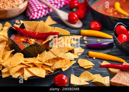 Tortilla Chips in einer Schüssel mit Chili con Carne, Tomaten, Maiskörnern und Paprika Stockfoto