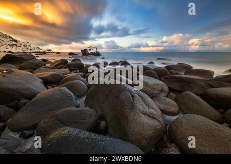 Felsen am Strand von Uttakleiv, Vestvagoya, Lofoten, Norwegen Stockfoto