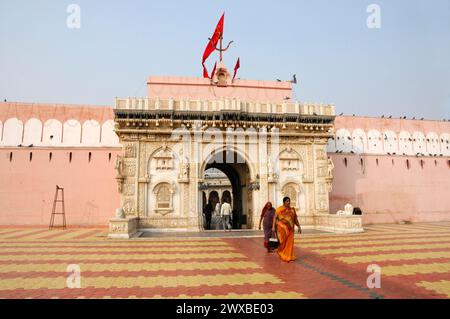 Heilige Ratten, Karni Mata Tempel oder Rattentempel, Deshnoke, Rajasthan, Frau in traditionellen Gewändern gehen durch ein großes Tor eines Tempels, Rajasthan Stockfoto