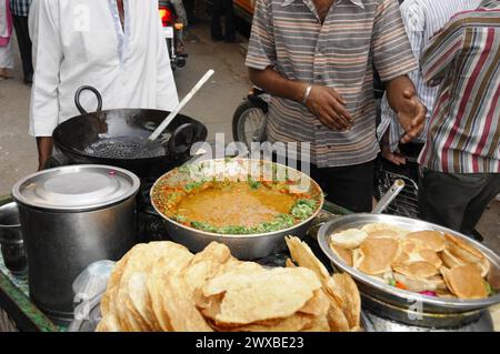 Kamelmarkt, Messe, Menschen, Hochzeitsmarkt, Tiere, Wüstenstadt Pushkar, (Pushkar Kamal Fair), Straßenküche mit großen Pfannen gefüllt mit Essen in A Stockfoto