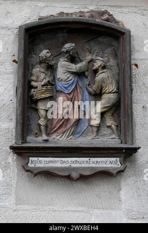 Wallfahrtsort St. Salvator, historische Reliefdarstellung Jesu, der das Kreuz aufnimmt, St. Salvator, Schwäbisch Gmuend, Baden-Württemberg Stockfoto