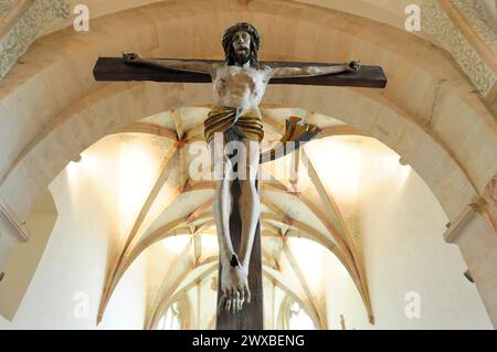 Realistische Skulptur Jesu Christi am Kreuz in einer Kirche, Kloster Lorch, Baden-Württemberg, Deutschland Stockfoto