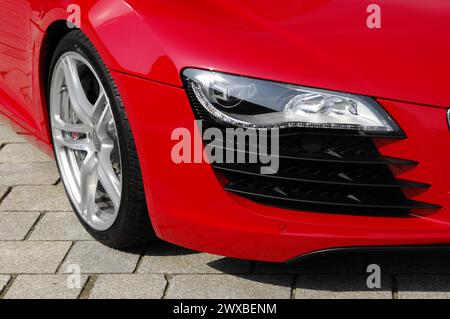 Detailansicht des Scheinwerfers und des vorderen Teils eines roten Audi R8, Museum Mobil, Audi Museum, Audi, Ingolstadt, Bayern, Deutschland Stockfoto