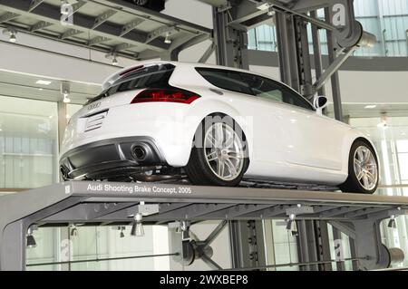 Museum mobile, Audi Museum, White Audi Shooting Brake Concept Car von 2006 im Museum zu sehen, Museum mobile, Audi Museum, Audi, Ingolstadt Stockfoto