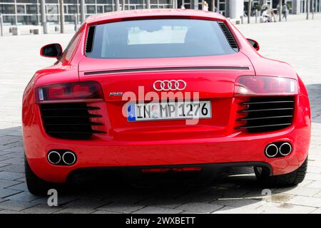 Rote Audi Sportwagen-Rückansicht mit sichtbarem Kennzeichen auf Parkplatz, Museumsmobil, Audi Museum, Audi, Ingolstadt, Bayern, Deutschland Stockfoto