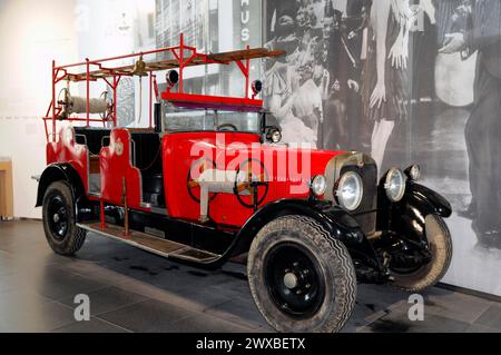 Museumsmobil, Audi Museum, Ein rotes Feuerwehrauto mit großen Geländereifen im Ausstellungsbereich, Museumsmobil, Audi Museum, Audi, Ingolstadt Stockfoto