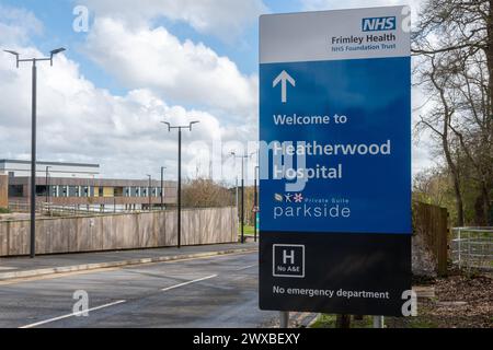 Beschilderung oder Schild am neuen NHS-Krankenhaus: Heatherwood Hospital in Ascot, Berkshire, England, Großbritannien, das 2022 eröffnet wurde Stockfoto