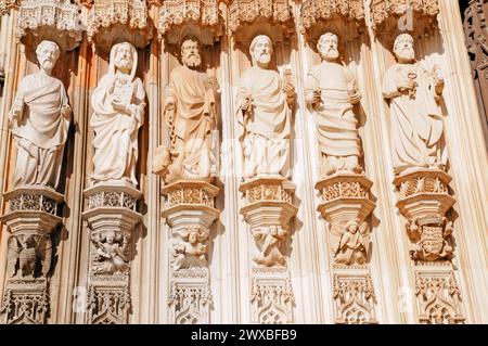 Dominikanerkloster Mosteiro de Santa Maria da Vitoria, UNESCO-Weltkulturerbe, Batalha, Statuenreihe an der Fassade einer gotischen Kathedrale Stockfoto