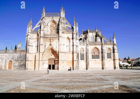 Dominikanerkloster Mosteiro de Santa Maria da Vitoria, UNESCO-Weltkulturerbe, Batalha, die Fassade einer imposanten gotischen Kirche unter einem klaren Himmel Stockfoto