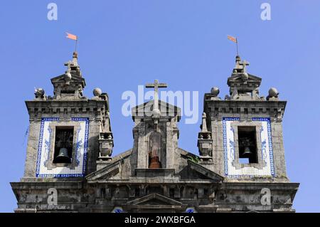 Die Kirche Igreja de Santo Ildefonso, Parca da Batalha, Porto, UNESCO-Weltkulturerbe, Nahaufnahme von Kirchtürmen mit Skulpturen und blau und Stockfoto