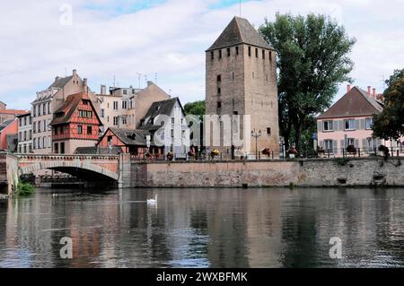 Turm der ehemaligen Stadtbefestigung, Bootsfahrt auf der L'ILL, Straßburg, Elsass, Blick auf einen Fluss mit Brücke, historischem Turm und Fachwerk Stockfoto