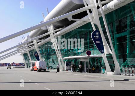 Detail, Aeroporto Francisco Sa Carneiro, Flughafen Porto, moderne Architektur eines Flughafengebäudes mit Glasfront und weißer Metallstruktur Stockfoto