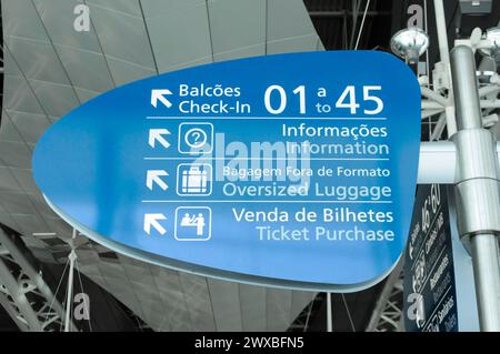 Detail, Aeroporto Francisco Sa Carneiro, Flughafen Porto, Ein Wegweiser am Flughafen mit Piktogrammen und Anweisungen für Check-in, Informationen und Stockfoto