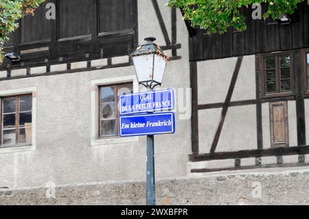 Bootsfahrt auf der L'ILL, Straßburg, Elsass, Straßenschild „Quai de la Petite France“ vor einem Fachwerkhaus und einer Straßenlaterne, Straßburg Stockfoto