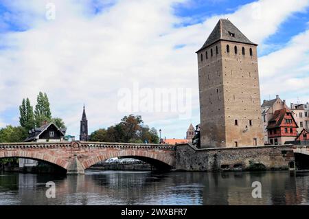 Bootsfahrt auf der L'ILL, Straßburg, Elsass, historischem Turm und alter Brücke über einen Fluss neben Fachwerkhäusern, Straßburg, Elsass, Frankreich Stockfoto