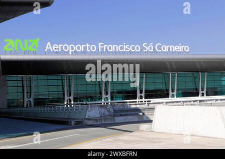 Detail, Aeroporto Francisco Sa Carneiro, Flughafen Porto, Eingangsbereich des Flughafens Francisco Sa Carneiro mit klarer Beschilderung, Porto, Nord Stockfoto