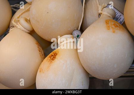 Käse zum Würzen, Caciocavallo silano D.O.P., Camigliatello Silano, Kalabrien, Italien Stockfoto