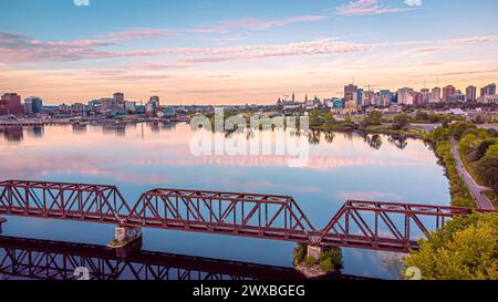 Panoramablick auf den Fluss und die Innenstadt von Ottawa und Gatineau bei Sonnenuntergang, Kanada Stockfoto