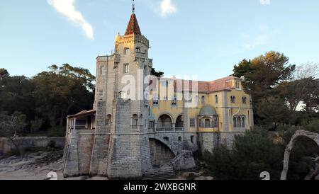 Palast der Grafen von Castro Guimaraes, 1900 im eklektischen architektonischen Stil erbaut, Blick in Sonnenuntergang Licht und Schatten, Cascais, Portugal Stockfoto