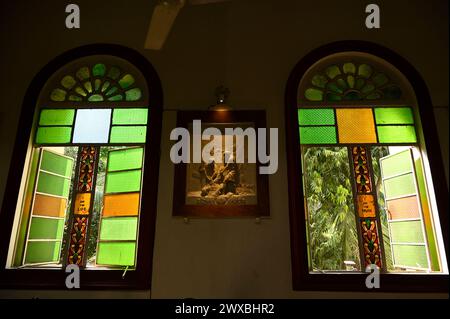 Kalkutta, Indien. März 2024. KALKUTTA, INDIEN - 29. MÄRZ: Ein Blick auf Buntglasfenster in der Sacred Heart Church am Karfreitag am 29. März 2024 in Kalkutta, Indien. Karfreitag ist ein Gedenken an die Kreuzigung Jesu Christi und seinen Tod in Calvary (Foto: Samir Jana/Hindustan Times/SIPA USA) Credit: SIPA USA/Alamy Live News Stockfoto