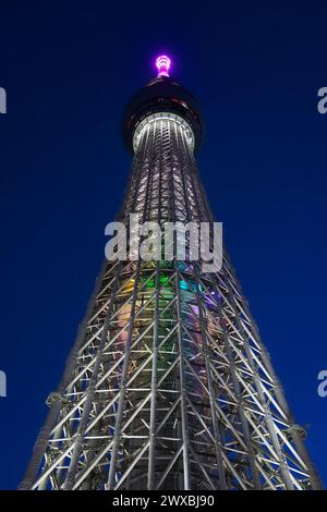 634 Meter hoher Tokio Skytree, Rundfunk- und Aussichtsturm in Sumida, beleuchtet bei Nacht in der Stadt Tokio, Japan Stockfoto