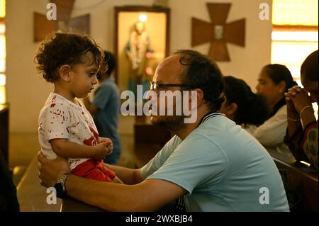 Kalkutta, Indien. März 2024. KALKUTTA, INDIEN - 29. MÄRZ: Christliche Gläubige geben am Karfreitag in St. Marienkirche am 29. März 2024 in Kalkutta, Indien. Karfreitag ist ein Gedenken an die Kreuzigung Jesu Christi und seinen Tod in Calvary (Foto: Samir Jana/Hindustan Times/SIPA USA) Credit: SIPA USA/Alamy Live News Stockfoto