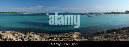 Panorama Wiith Boote vor Anker in der Marina von Colonia Sant Jordi Mallorca an Einem wunderbaren sonnigen Frühlingstag mit Einem klaren blauen Himmel Stockfoto