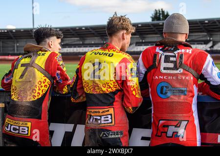 (L bis R) Sonny Springer der Leicester Lion Cubs, Freddy Hodder der Leicester Lion Cubs, während sie am Freitag, den 29. März 2024 im National Speedway Stadium in Manchester die Vorbereitung der Strecke während des Spiels der WSRA National Development League zwischen Belle Vue Colts und Leicester Lion Cubs beobachten. (Foto: Ian Charles | MI News) Credit: MI News & Sport /Alamy Live News Stockfoto