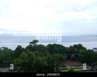 Wunderschöner Pangandaran Strand mit bewölktem Himmel Hintergrund Stockfoto