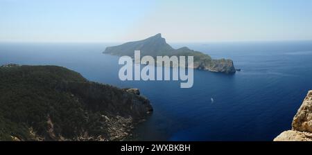 Blick von La Trapa Mallorca zur Insel Sa Dragonera an Einem wunderbaren sonnigen Frühlingstag mit klarem blauen Himmel Stockfoto