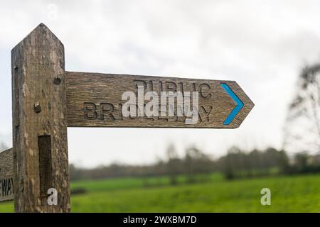 Öffentliches Bridleway Holzschild auf dem Land. Stockfoto