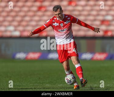 Barnsley, Großbritannien. März 2024. Jamie McCart von Barnsley kreuzt den Ball während des Sky Bet League 1 Spiels Barnsley gegen Cambridge United in Oakwell, Barnsley, Großbritannien, 29. März 2024 (Foto: Alfie Cosgrove/News Images) in Barnsley, Großbritannien am 29. März 2024. (Foto: Alfie Cosgrove/News Images/SIPA USA) Credit: SIPA USA/Alamy Live News Stockfoto