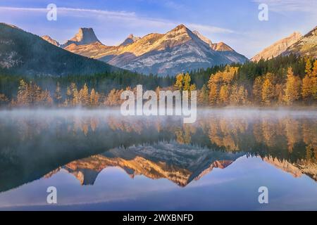 Nebeliger Morgen In Den Herbstbergen Stockfoto